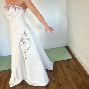 Elegant White Strapless Wedding Dress with Floral Embroidery